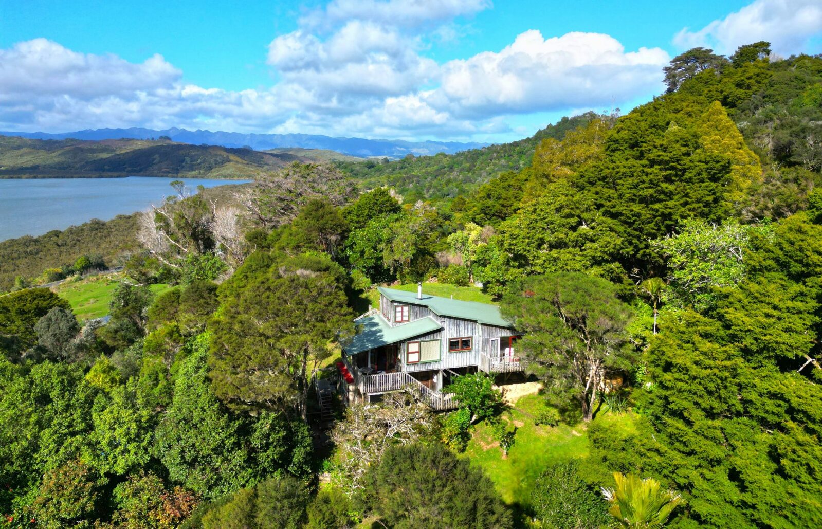 Escape to Your Bush Retreat in Kohukohu Township!