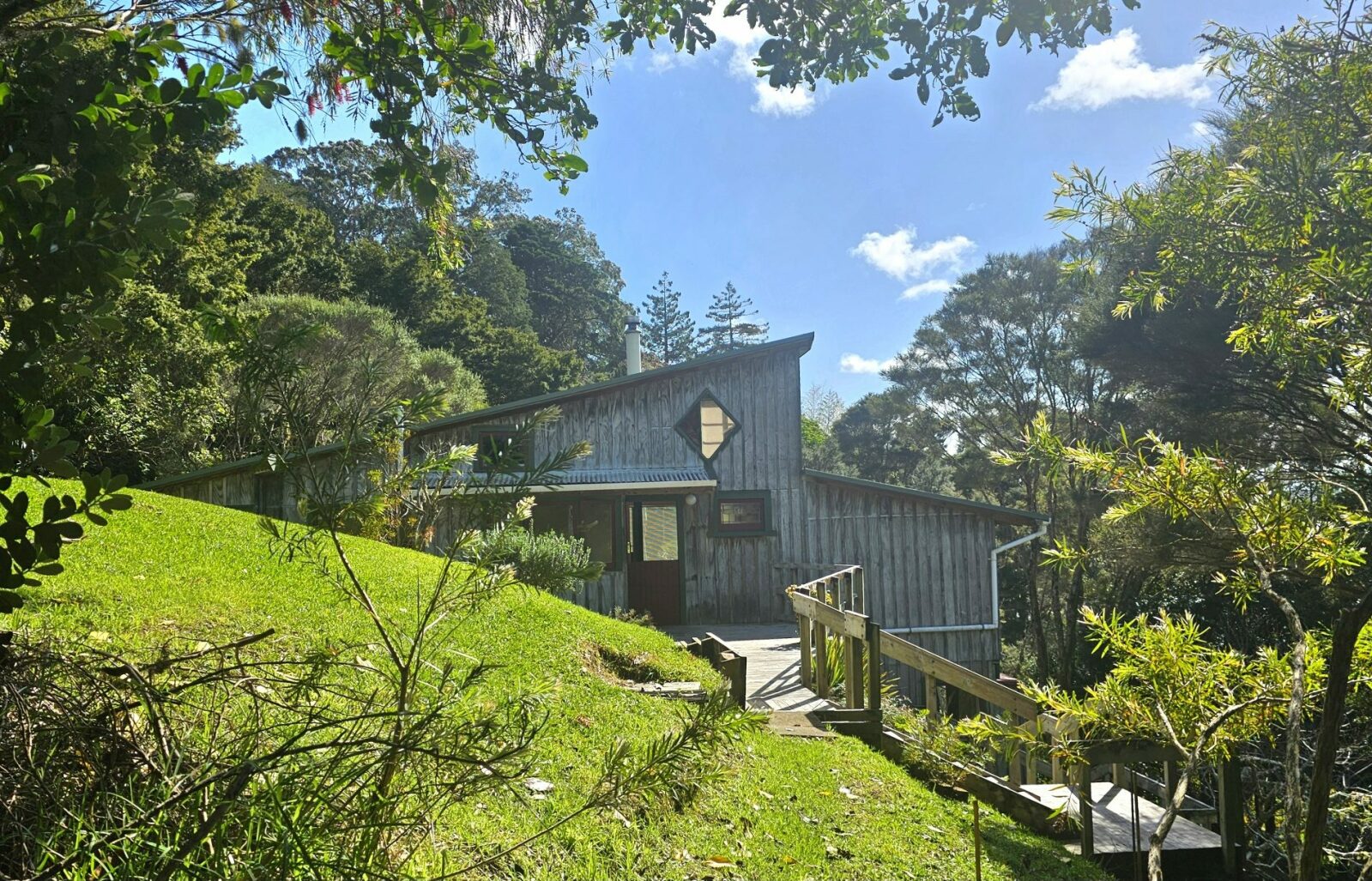 Escape to Your Bush Retreat in Kohukohu Township!