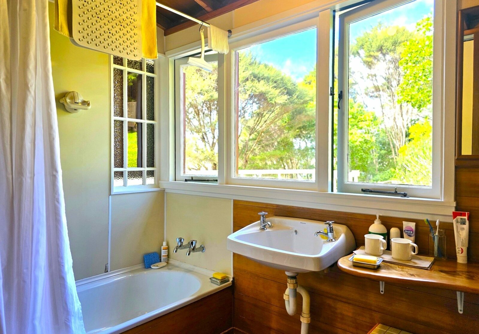 Escape to Your Bush Retreat in Kohukohu Township!