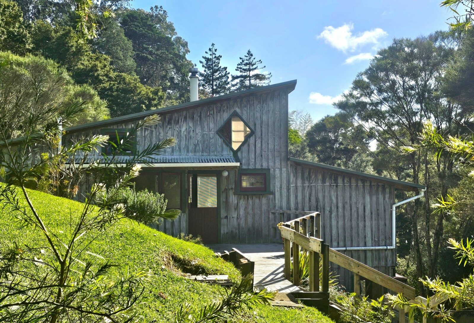 Escape to Your Bush Retreat in Kohukohu Township!