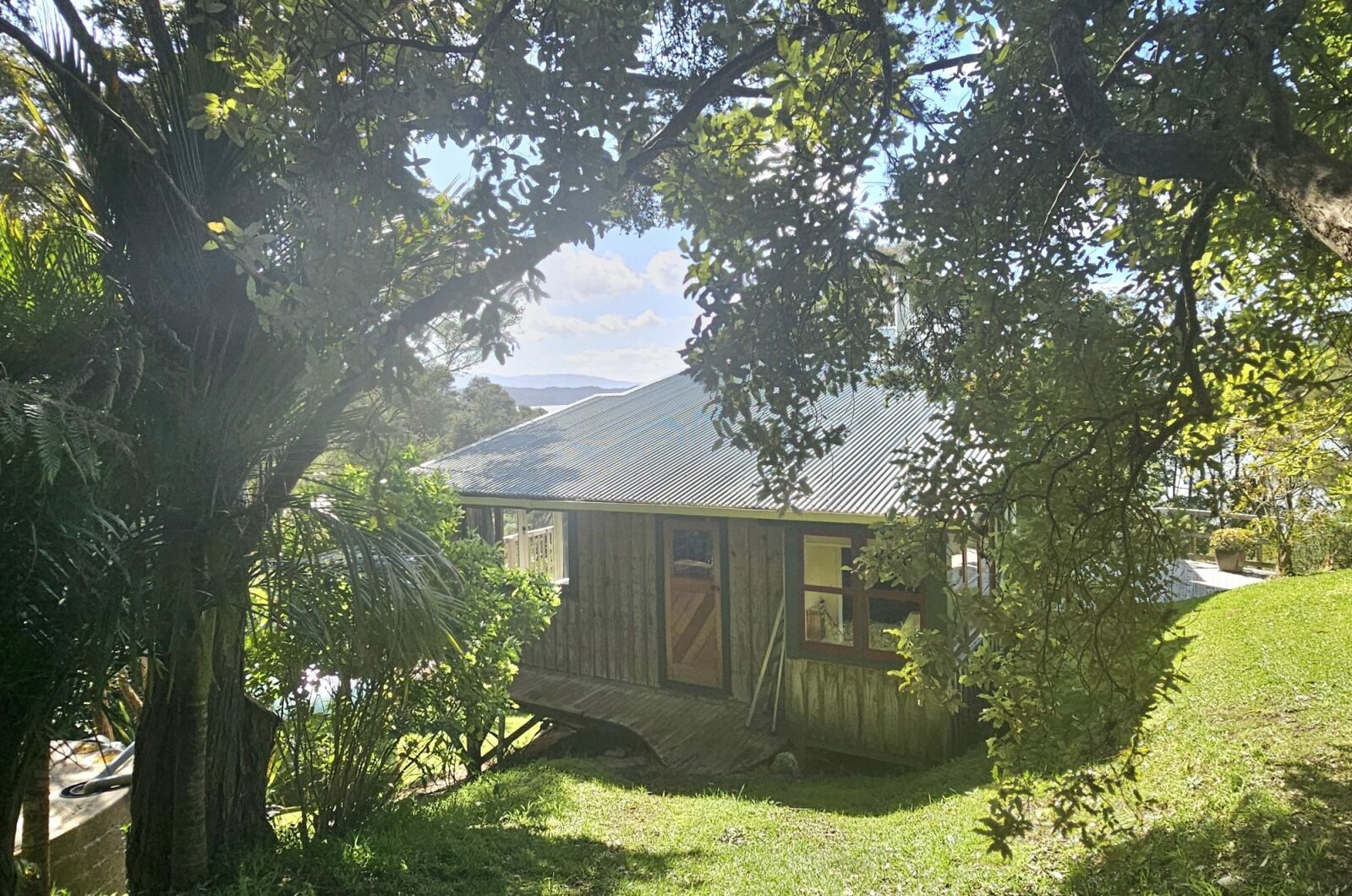 Escape to Your Bush Retreat in Kohukohu Township!