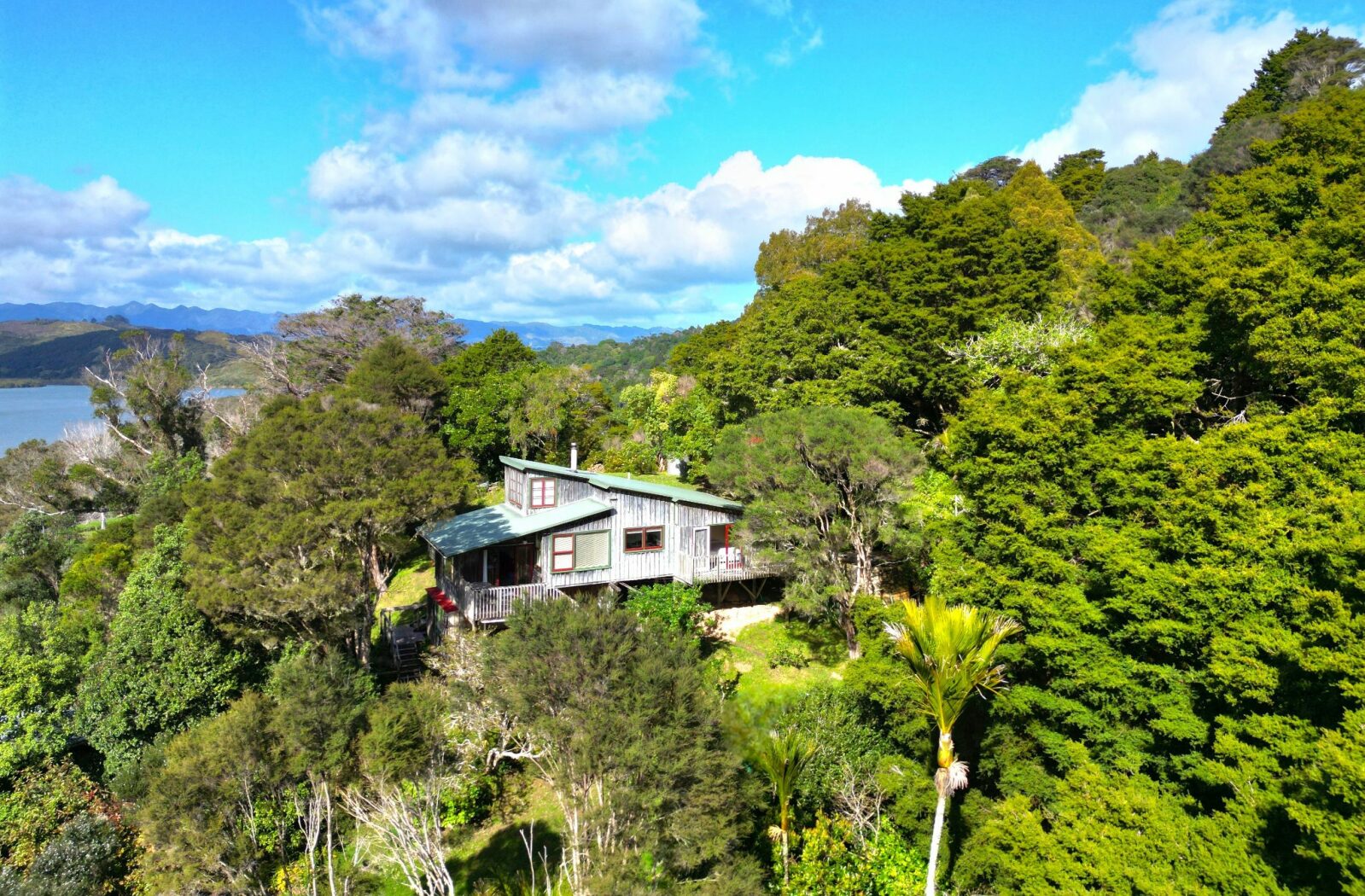 Escape to Your Bush Retreat in Kohukohu Township!