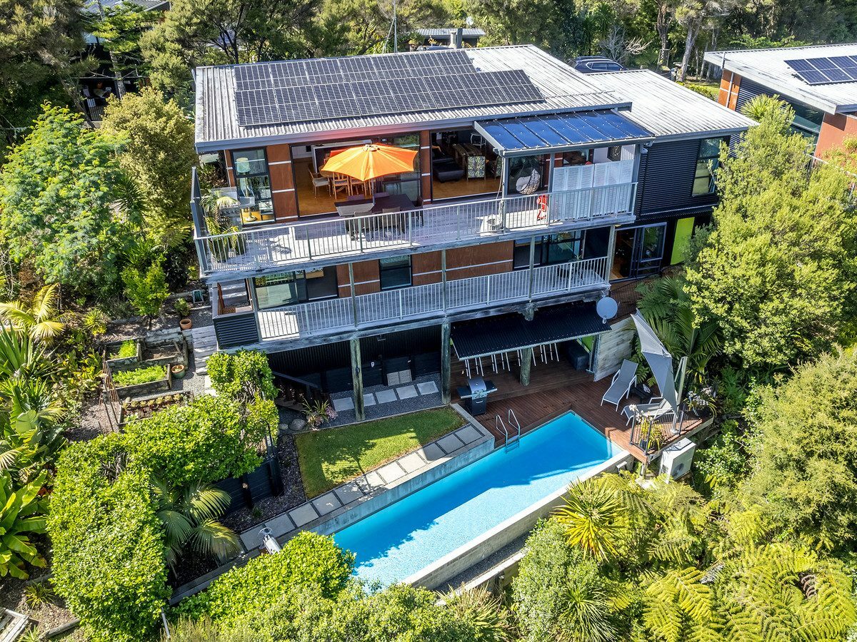 Modern Oasis with Heated Swimming Pool and Entertainer’s Dream!